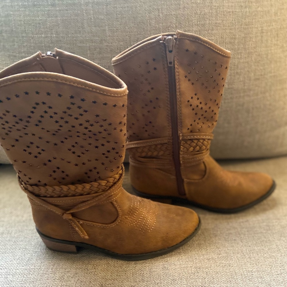 Girls brown western boots size 13.